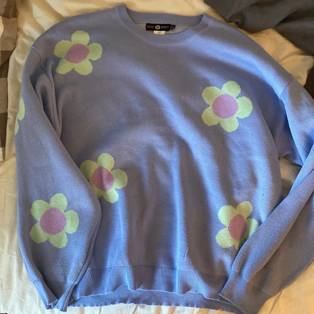 Stickad tröja med blommor på, gullig på sommarkvällarna😍😍 Köpt från Asos för 349kr Sparsamt använd, ser ut som ny. Stickat.