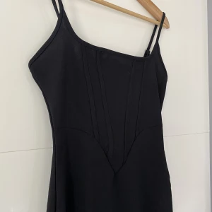 Klänning  - Jättefin svart klänning med detalj. Aldrig använd. Priset kan diskuteras vid snabb affär. 