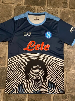 Napoli x Maradona fotbollströja - ❄️⚽️Napoli special edition fotbollströja❄️⚽️Denna tröja släpptes i minnet av fotbollslegenden Diego Maradona🏆⚽️ Ställ gärna frågor om ni undrar något🤝
