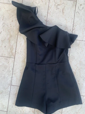 Byxdress - Säljer denna jättefina byxdressen som är perfekt till sommaren, då den blivit alldeles för liten för mig. 💞