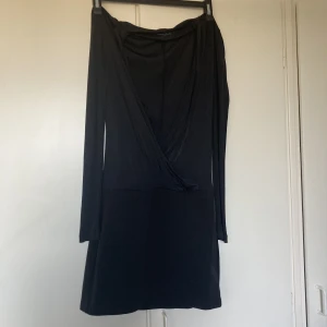 Klänning - Köpt second hand, ursprungligen från Guess. Det är en miniskirt som sitter ihop med en långarmad tröja med djup urringning. Liten i storleken. Har själv aldrig använt den.