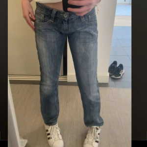 Jeans big star  - Långa ville veta mer av jeansen och fler bilder. Midjemått 37, litet. Innerben70-71. Har försökt mäta så noga jag kan😊