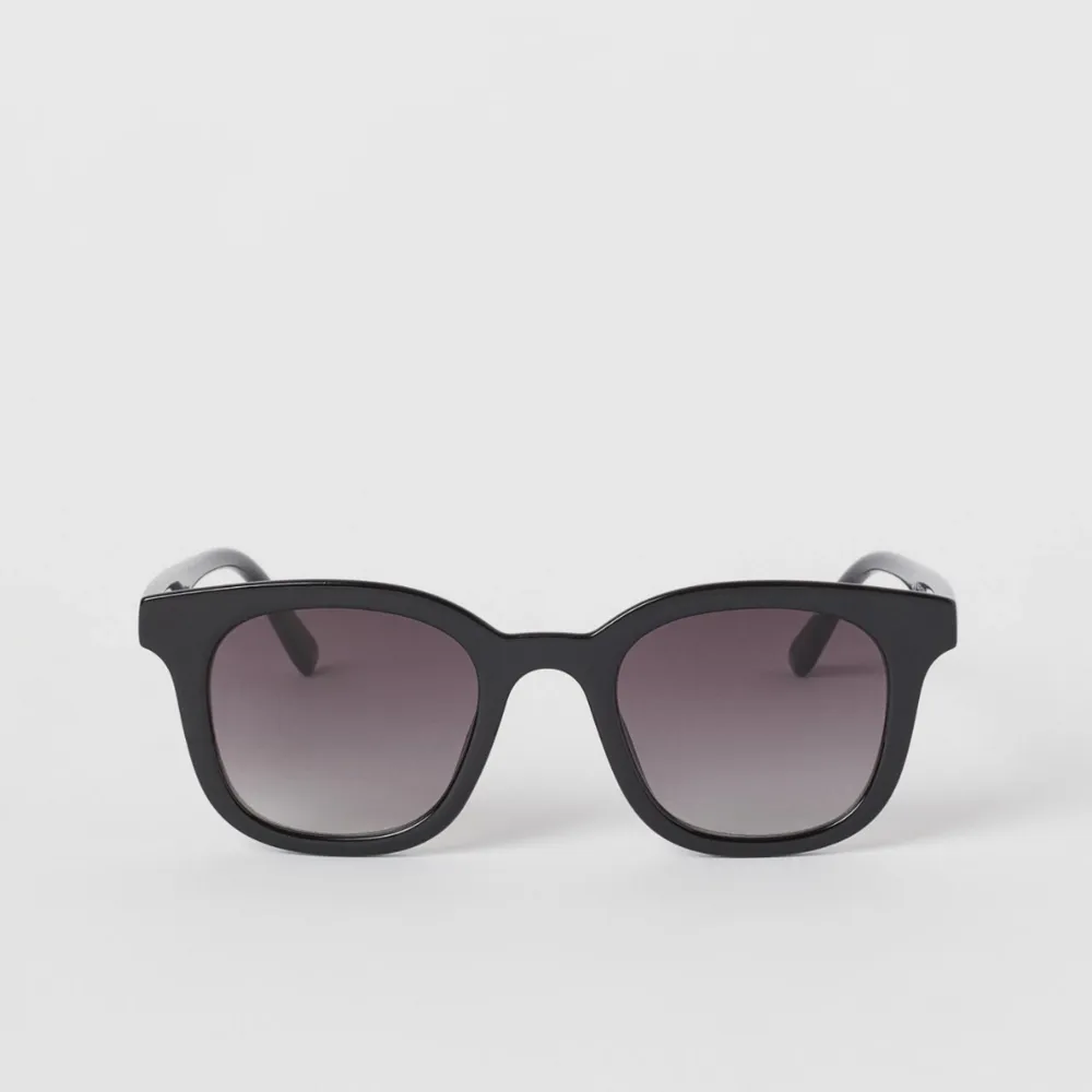 Solglasögon från hm🦋 hör av er vid minsta intresse eller funderingar 🫶 spårbar frakt på 29kr tillkommer 📦. Accessoarer.