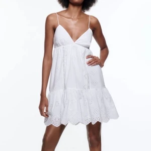 klänning - Säljer supersöt klänning från Zara. Använd en gång och helt i nyskick💕