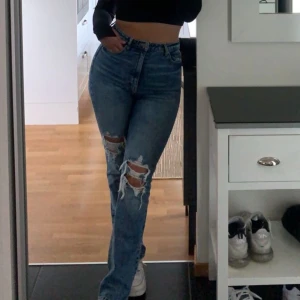 Bootcut high jeans - Säljer dessa högmidjade super snygga jeansen från H&M i storlek 40. De sitter som en smäck. Varsamt använda. 