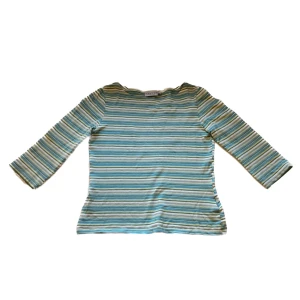 Trekvarts tröja - Supersöt randig trekvarts tröja köpt på humana! Står storlek m men skulle uppskattas mer som s. Supersöt till sommaren! Skriv privat för fler frågor eller bilder💓