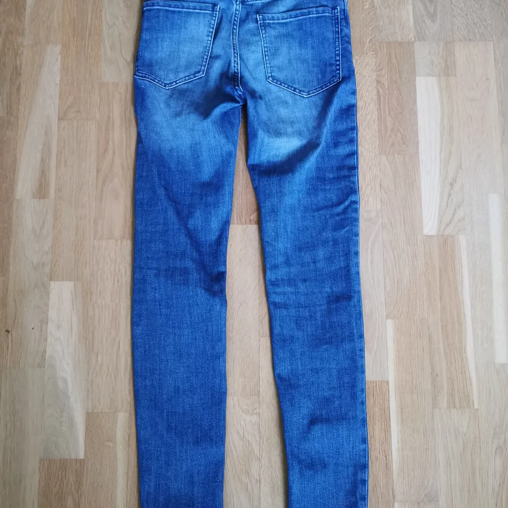 Blåa slim fit jeans från Lindex i modellen Vera. Färgen syns bäst på sista bilden. Nypris 499 kr. Använt endast ett fåtal gånger, fint skick!!. Jeans & Byxor.