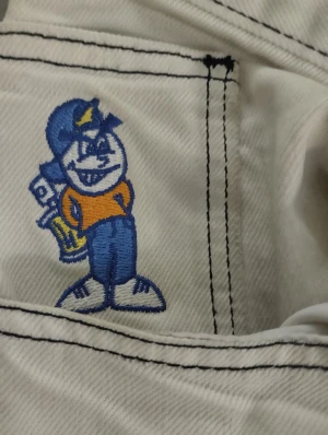 Polar 93 - Fina jeans från polar , skick 9/10, i storlek 28/30. Om du vill ha flera bilder eller du har frågor du kan skriva till mig 🤗💛