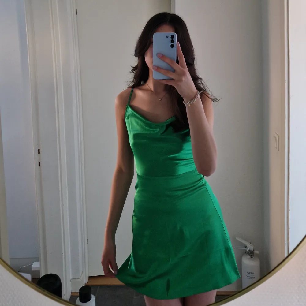 Jättefin grön klänning i satin. Vädligt fin rygg också! Tyvärr aldrig användt den ( har en liknande) . Klänningar.