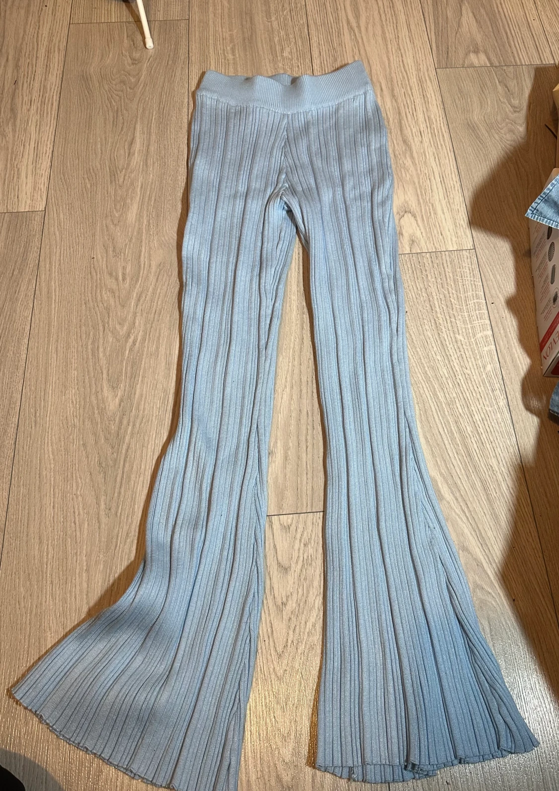 Ljusblå stickade byxor med vida ben och ribbmönster - 90