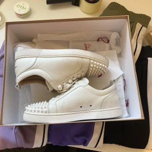 Christian Louboutin Sneakers - Säljer dessa snygga Christian Louboutin  Storlek: 42, sitter som 43 Skick: 8/10 Medkommer replacment box, extra laves, dustbags m.m