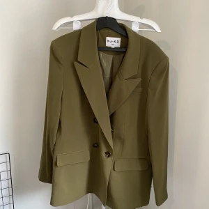 NAK-D khakigrön kavaj - Oversized kavaj säljs för 300kr. Nyskick. Använd en gång på reklam plåtning. Storlek 36