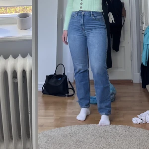 Blå raka jeans  - Blå raka jeans från H&M stl 38, säljer för använder inte. Bra skick💗