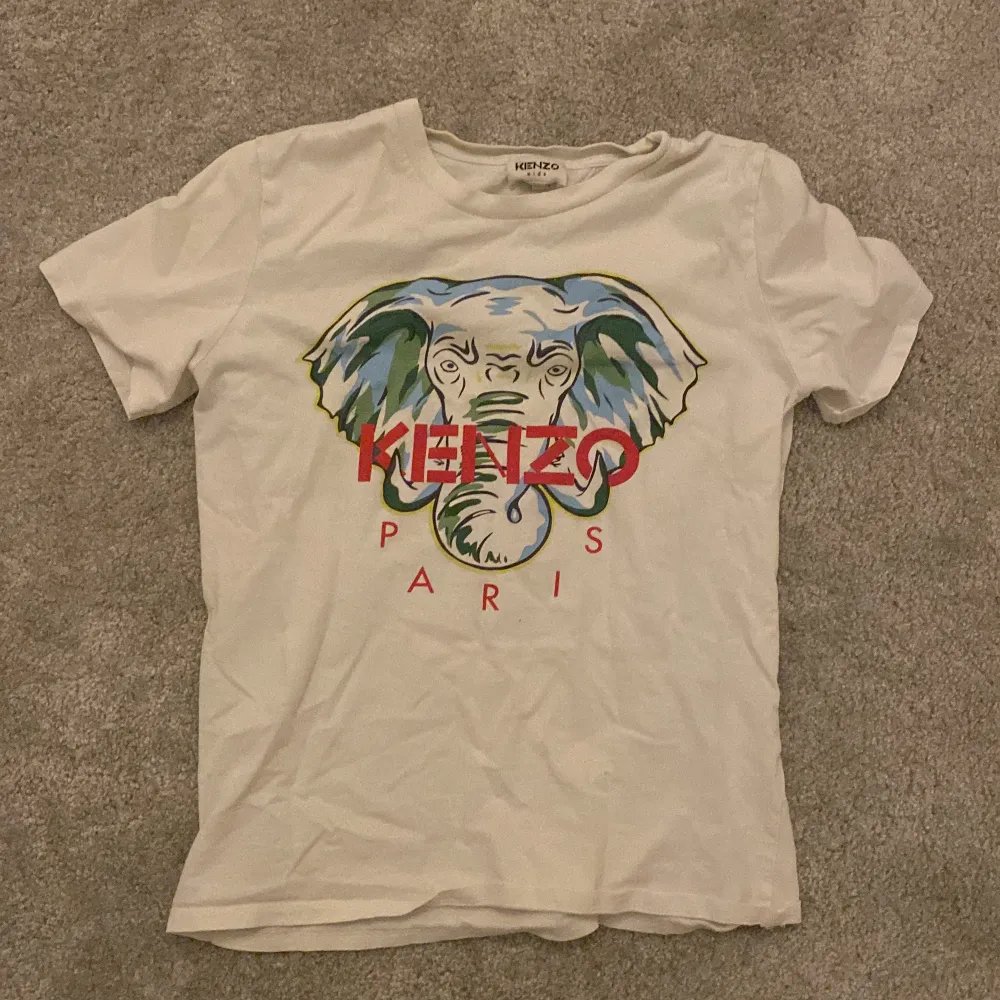 En Kenzo t-shirt. Stl 170 färg vit använd fåtal gånger 10/10 skick. T-shirts.