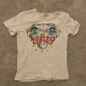 En Kenzo t-shirt. Stl 170 färg vit använd fåtal gånger 10/10 skick