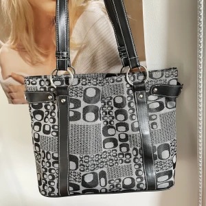 vintage väska - så snygg väsk som inte kommer till användning. jättebra skick utom att dragkedjan till innerfickan är trasig. vet inte märke. fraktar eller möts i sthlm 🙈💚💚