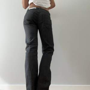 Grå/svarta lågmidjad jeans 
