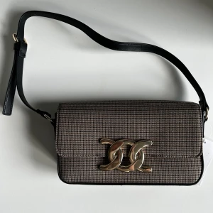 Väska  - Fick denna väska för ett tag sen men säljer den då den inte är min stil✨💗🤍