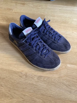 Adidas Universal  - Adidas Universal Sneakers Lila/viol mocka strl 41,3