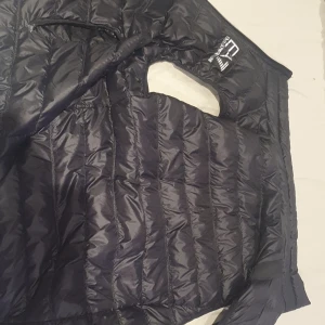 Armani väst det går bra med byte men hälst pengar - Det är storlek L mycket bra skick knappt använd det är väst inte jack man kan ej välja väst....