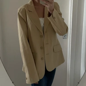 Kavaj - Beige kavaj från Lindex Sitter snyggt oversized på mig som är en xs, märkt strl 42.  98% bomull, 2% elastan. Innerfoder 100% polyester.