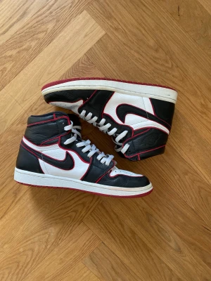 Jordan 1 high bloodline - Säljer mina jordan 1 retro high bloodline pga att det är för små. Relativt använda men inga större fläckar! Köpta i USA 2019. Nypris: 3000+, mitt pris 700! Priset beror på att jag har slarvat bort kartongen. Skriv till mig vid frågor och funderingar!