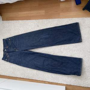Väldigt högmidjade levis jeans som inte längre används. Små i midjan för mig som är XS men långa i benen (är 163).    500kr (står inte för frakten) 