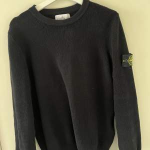 stone island crewneck sweatshirt stickad  använd 2-3 gånger, priset kan diskuteras och jag tar byten 