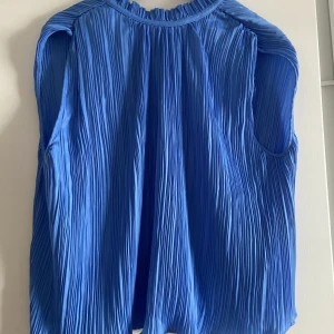 Topp  - Säljer den perfekta sommartorpen då jag inte passar i färgen. Helt oanvänd, säljer för 230kr+ frakt!🫶