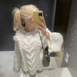 Stickad tröja - Stickad tröja från H&M i nyskick🤍Storlek XS, oversized. Lånad bild🫶