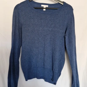 Havsblå tröja - Tröja som passar perfekt till ett par lågmidjade jeans och converse. Nyskick🫶