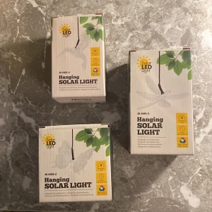 solcellslampor  - tre solcellslampor föreställande en fågel, en fjäril och en trollslända. uppackade med aldrig använda. alla för 100kr eller 40kr styck