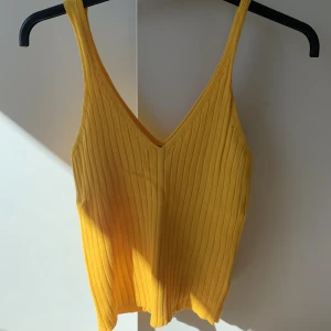 Söt topp  - Super fin nu till sommaren Fin o djup i ryggen Använd lite