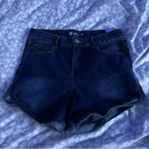Blåa jeansshorts. Använda få gånger. Köparen står för frakten!🩵