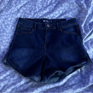 Jeansshorts - Blåa jeansshorts. Använda få gånger. Köparen står för frakten!🩵