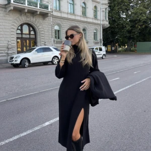 Stickad långklänning - (Lånade bilder) ! Använd endast vid ett tillfälle på julafton. Säljer pga kommer ej till användning. Ordinarie pris 699. Slut på hemsidan.