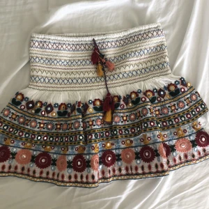 Zara kjol - Oanvänd zara kjol perfekt för sommaren😊 säljer för att den inte riktigt är min stil längre och har aldrig använt den. Det är storlek M men den är super tretchig och passar både mindre och större tjejer mellan S-L.