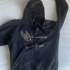 Rhinestone hoodie - Jag ska sälja min bestyettocome hoodie. Jag säljer för den är för liten för mig. Tröjan är lite nopprig och mycke använd men ändå bra skick. Inga fläckar eller skador på tröjan. Köpare står för frakten. kom privat för frågor. Privat för mer bilder. 