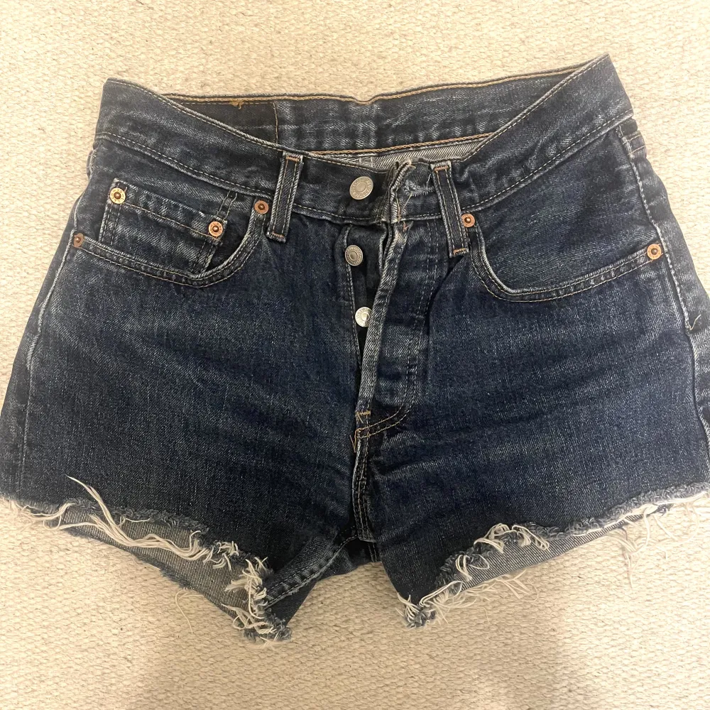 För små Levis shorts. Passar xs. . Shorts.