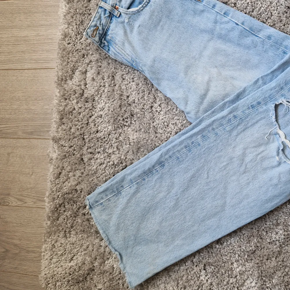 Säljer detta par jeans från FBsister💓 dom är i bra skickt och använda bara nårga gånger💓, säljer dom för de inte kommer till användning💓 skriv till mig om ni vill ha föer bilder💓. Jeans & Byxor.