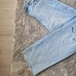 Säljer detta par jeans från FBsister💓 dom är i bra skickt och använda bara nårga gånger💓, säljer dom för de inte kommer till användning💓 skriv till mig om ni vill ha föer bilder💓