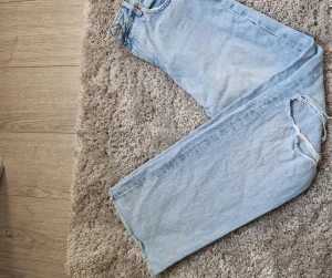 Jeans  - Säljer detta par jeans från FBsister💓 dom är i bra skickt och använda bara nårga gånger💓, säljer dom för de inte kommer till användning💓 skriv till mig om ni vill ha föer bilder💓