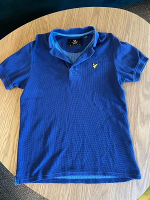 Lyle & Scott Piké - En Lyle & Scott Pikétröja.  Skick : 8/10 inga som helst skador eller slitage. Nypris ligger runt 500 kr, säljer den för 350 kr. Riktigt snygg och klassisk sommar T-shirt. Storlek XS men skulle säga att den är ganska stor i storleken så XS-S. Hör av dig.🤝💫