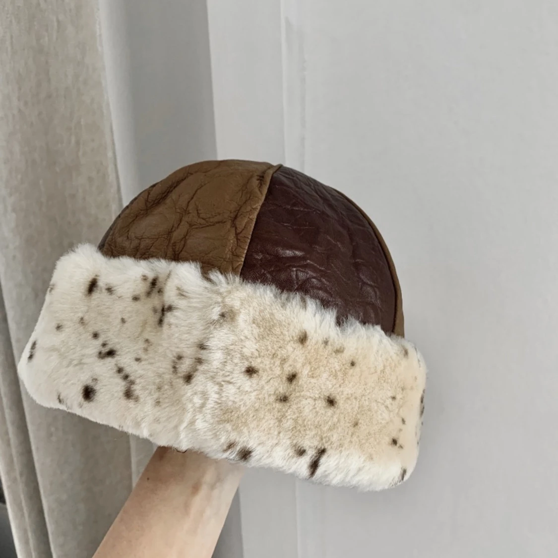 Pälsmössa - Äkta läder och päls - 90