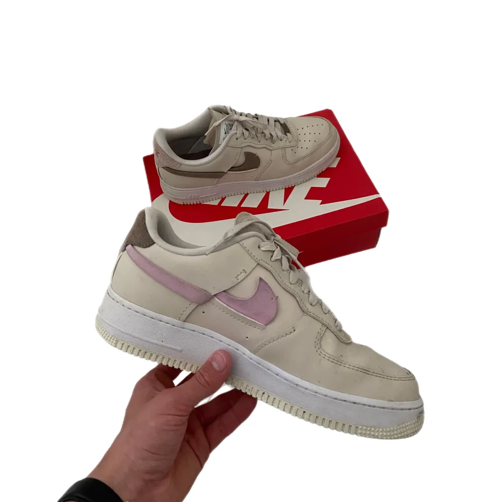 Säljer unika nike airforce pågrund av att jag inte använder dem längre. Dem är limited edition och väldigt sällsynta. Storlek 44, Pris 500kr. Skor.