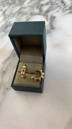 Snyggaste örhängena  - Jätte fina örhängen som tyvärr inte kom till använd, aldrig annvända, ny skick. Från Edblad 