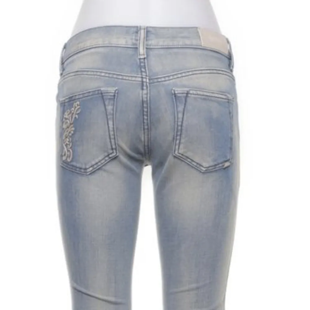 Säljer mina lågmidjade jeans från Hugo Boss i strl 26. Skriv för fler bilder och mått🤍. Jeans & Byxor.