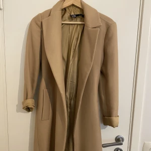 Kappa - Fin kappa som är i god skick och inte noppig. Köpt på zara för 1200.