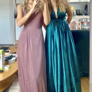 Balklänning  - Säljer min gröna balklänning som jag använt vid ett tillfälle förra året under min studentbal. Storlek S, passar mig bra som är 1,67 lång. Den är även öppen ryggen och en sluta vid ena benet! 💕