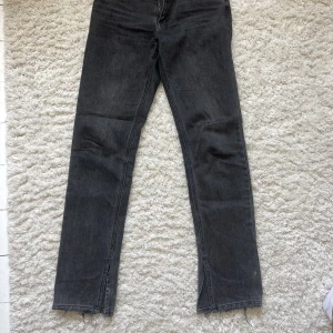 Jeans från ZARA - Gråa jeans från zara. Slits och lite slitna längsned. Långa. Storlek 38. Gott skick.